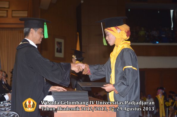 wisuda-unpad-gel-iv-ta-2012_2013-fakultas-kedokteran-oleh-dekan-076