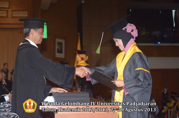 wisuda-unpad-gel-iv-ta-2012_2013-fakultas-kedokteran-oleh-dekan-077