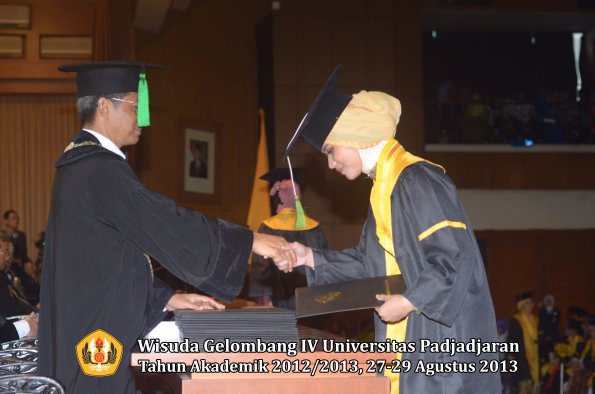 wisuda-unpad-gel-iv-ta-2012_2013-fakultas-kedokteran-oleh-dekan-078