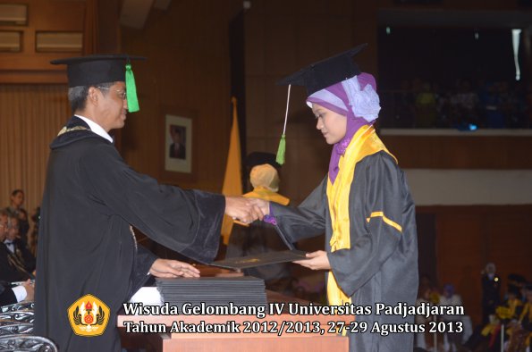 wisuda-unpad-gel-iv-ta-2012_2013-fakultas-kedokteran-oleh-dekan-079