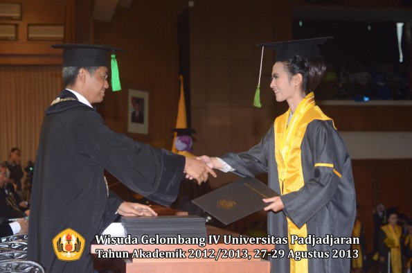 wisuda-unpad-gel-iv-ta-2012_2013-fakultas-kedokteran-oleh-dekan-080