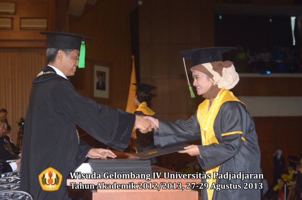 wisuda-unpad-gel-iv-ta-2012_2013-fakultas-kedokteran-oleh-dekan-081