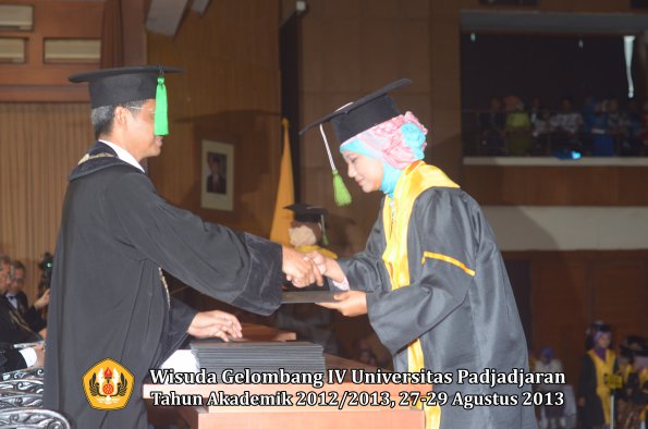 wisuda-unpad-gel-iv-ta-2012_2013-fakultas-kedokteran-oleh-dekan-082