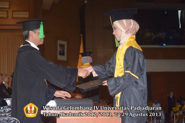 wisuda-unpad-gel-iv-ta-2012_2013-fakultas-kedokteran-oleh-dekan-083