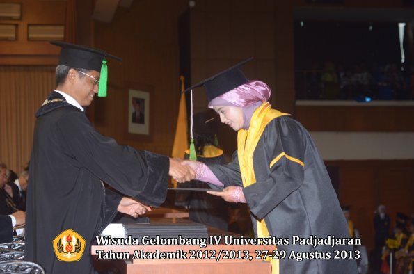 wisuda-unpad-gel-iv-ta-2012_2013-fakultas-kedokteran-oleh-dekan-086