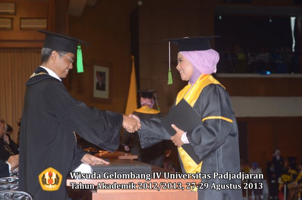 wisuda-unpad-gel-iv-ta-2012_2013-fakultas-kedokteran-oleh-dekan-087