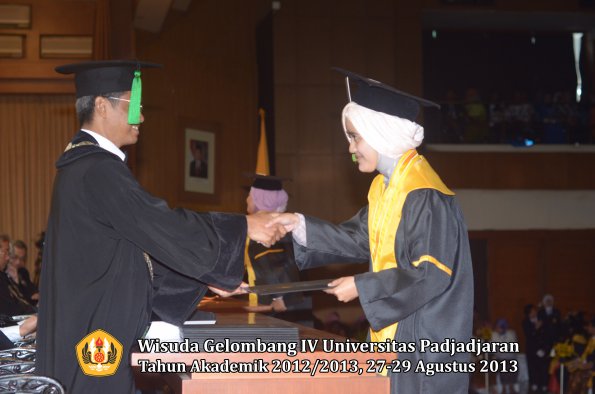 wisuda-unpad-gel-iv-ta-2012_2013-fakultas-kedokteran-oleh-dekan-088