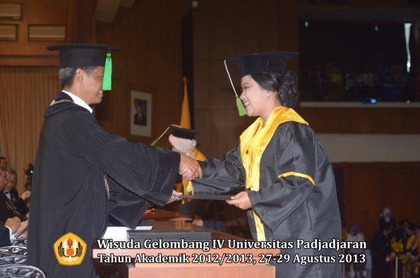 wisuda-unpad-gel-iv-ta-2012_2013-fakultas-kedokteran-oleh-dekan-089