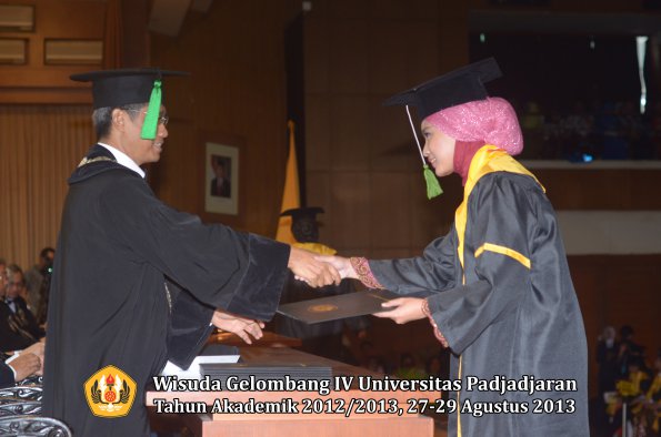 wisuda-unpad-gel-iv-ta-2012_2013-fakultas-kedokteran-oleh-dekan-090