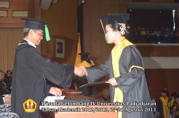 wisuda-unpad-gel-iv-ta-2012_2013-fakultas-kedokteran-oleh-dekan-093