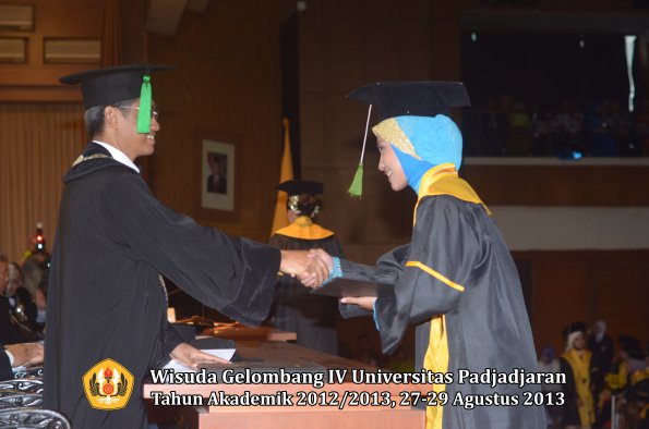 wisuda-unpad-gel-iv-ta-2012_2013-fakultas-kedokteran-oleh-dekan-094