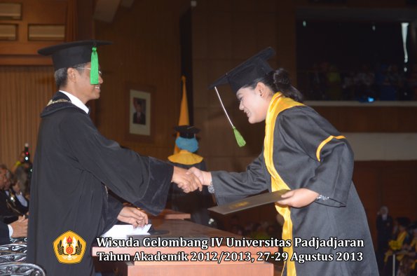 wisuda-unpad-gel-iv-ta-2012_2013-fakultas-kedokteran-oleh-dekan-095