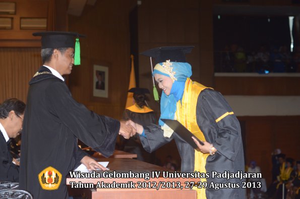 wisuda-unpad-gel-iv-ta-2012_2013-fakultas-kedokteran-oleh-dekan-096