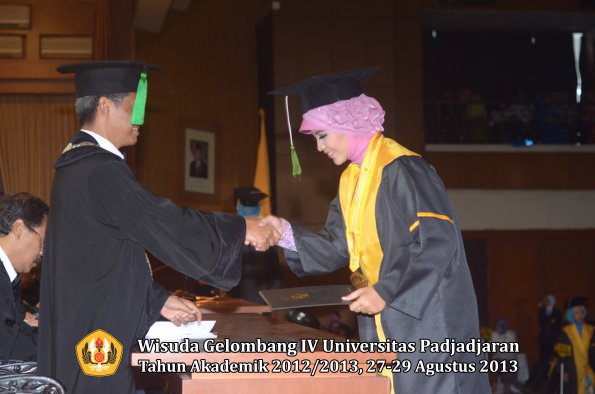 wisuda-unpad-gel-iv-ta-2012_2013-fakultas-kedokteran-oleh-dekan-097