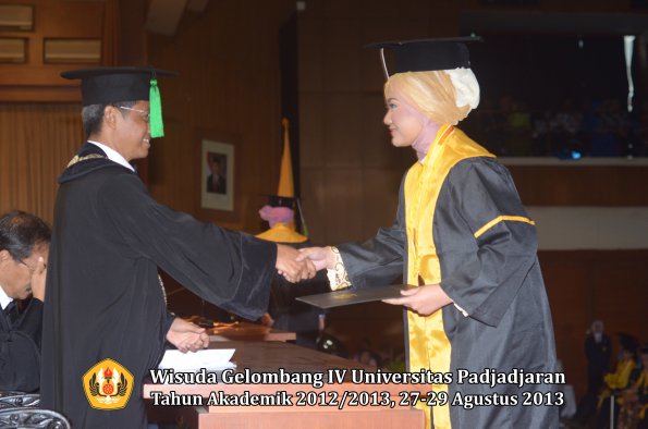 wisuda-unpad-gel-iv-ta-2012_2013-fakultas-kedokteran-oleh-dekan-098