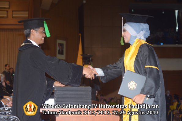 wisuda-unpad-gel-iv-ta-2012_2013-fakultas-kedokteran-oleh-dekan-101