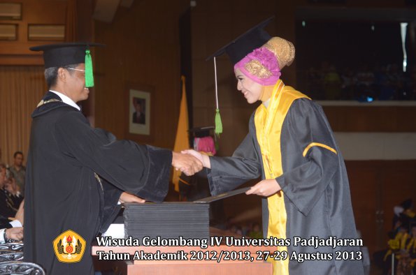 wisuda-unpad-gel-iv-ta-2012_2013-fakultas-kedokteran-oleh-dekan-107