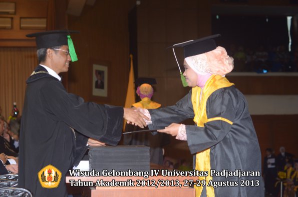 wisuda-unpad-gel-iv-ta-2012_2013-fakultas-kedokteran-oleh-dekan-108