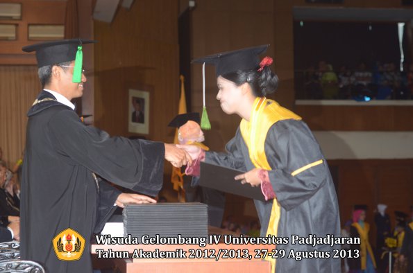 wisuda-unpad-gel-iv-ta-2012_2013-fakultas-kedokteran-oleh-dekan-109