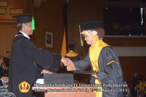 wisuda-unpad-gel-iv-ta-2012_2013-fakultas-kedokteran-oleh-dekan-113