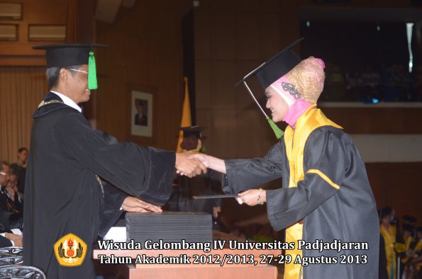 wisuda-unpad-gel-iv-ta-2012_2013-fakultas-kedokteran-oleh-dekan-114