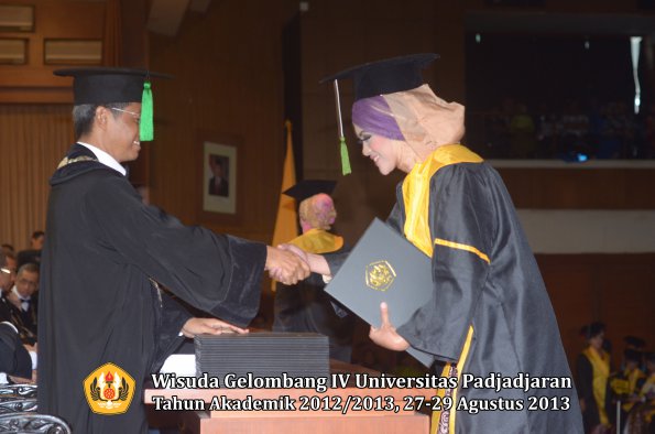 wisuda-unpad-gel-iv-ta-2012_2013-fakultas-kedokteran-oleh-dekan-115