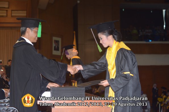 wisuda-unpad-gel-iv-ta-2012_2013-fakultas-kedokteran-oleh-dekan-116