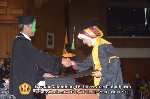 wisuda-unpad-gel-iv-ta-2012_2013-fakultas-kedokteran-oleh-dekan-117