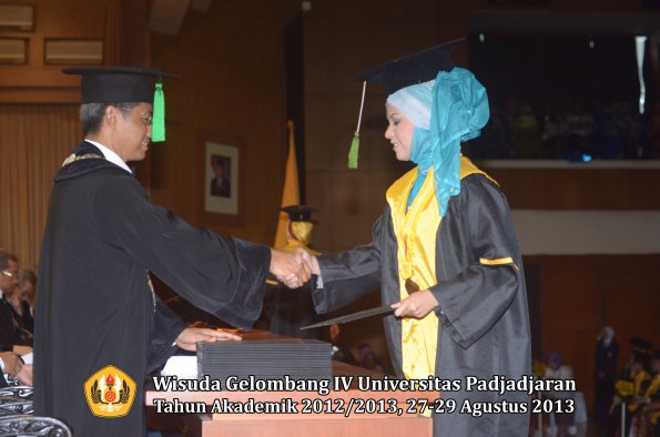 wisuda-unpad-gel-iv-ta-2012_2013-fakultas-kedokteran-oleh-dekan-118