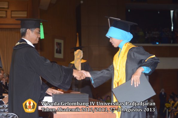 wisuda-unpad-gel-iv-ta-2012_2013-fakultas-kedokteran-oleh-dekan-120