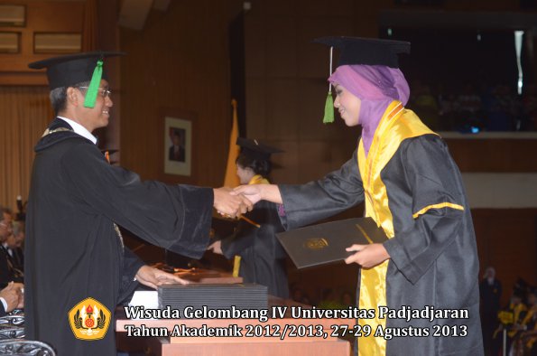 wisuda-unpad-gel-iv-ta-2012_2013-fakultas-kedokteran-oleh-dekan-122