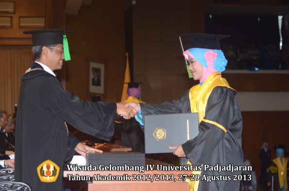 wisuda-unpad-gel-iv-ta-2012_2013-fakultas-kedokteran-oleh-dekan-123