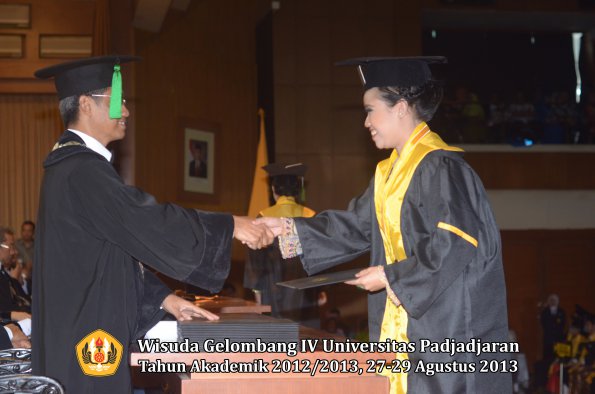 wisuda-unpad-gel-iv-ta-2012_2013-fakultas-kedokteran-oleh-dekan-126