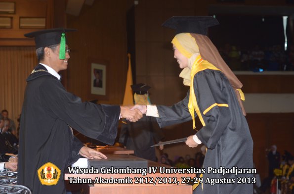 wisuda-unpad-gel-iv-ta-2012_2013-fakultas-kedokteran-oleh-dekan-128