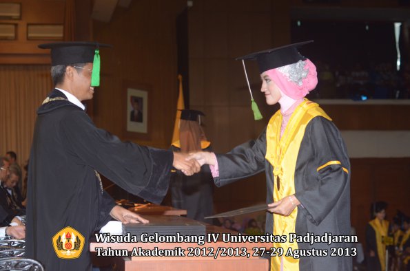 wisuda-unpad-gel-iv-ta-2012_2013-fakultas-kedokteran-oleh-dekan-129