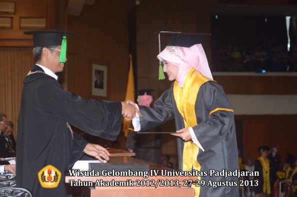 wisuda-unpad-gel-iv-ta-2012_2013-fakultas-kedokteran-oleh-dekan-130