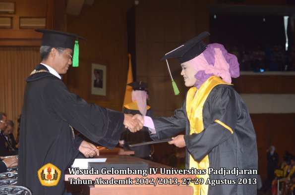 wisuda-unpad-gel-iv-ta-2012_2013-fakultas-kedokteran-oleh-dekan-131