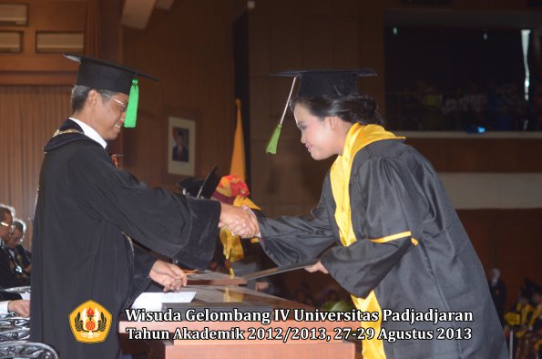 wisuda-unpad-gel-iv-ta-2012_2013-fakultas-kedokteran-oleh-dekan-134