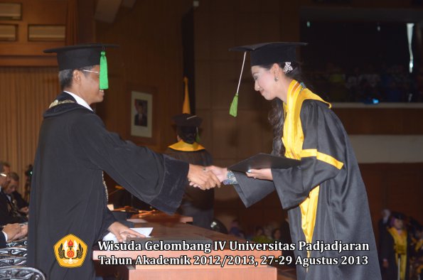 wisuda-unpad-gel-iv-ta-2012_2013-fakultas-kedokteran-oleh-dekan-135