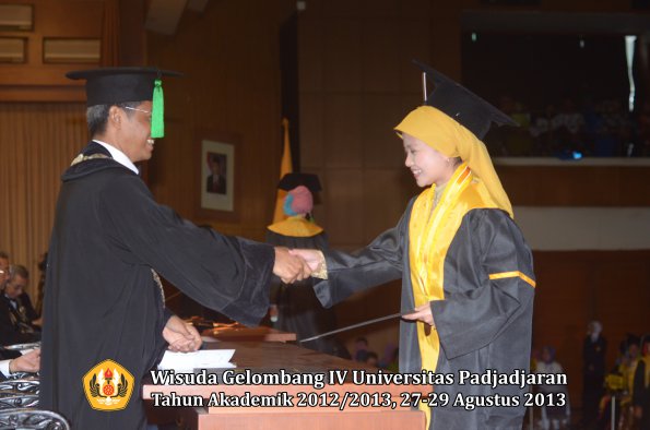 wisuda-unpad-gel-iv-ta-2012_2013-fakultas-kedokteran-oleh-dekan-137