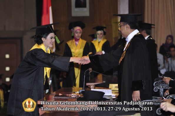 wisuda-unpad-gel-iv-ta-2012_2013-fakultas-kedokteran-oleh-rektor-003