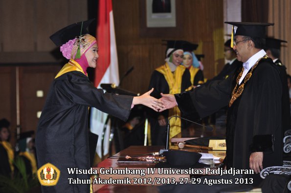 wisuda-unpad-gel-iv-ta-2012_2013-fakultas-kedokteran-oleh-rektor-004