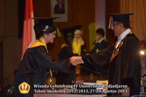 wisuda-unpad-gel-iv-ta-2012_2013-fakultas-kedokteran-oleh-rektor-008