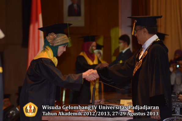 wisuda-unpad-gel-iv-ta-2012_2013-fakultas-kedokteran-oleh-rektor-011