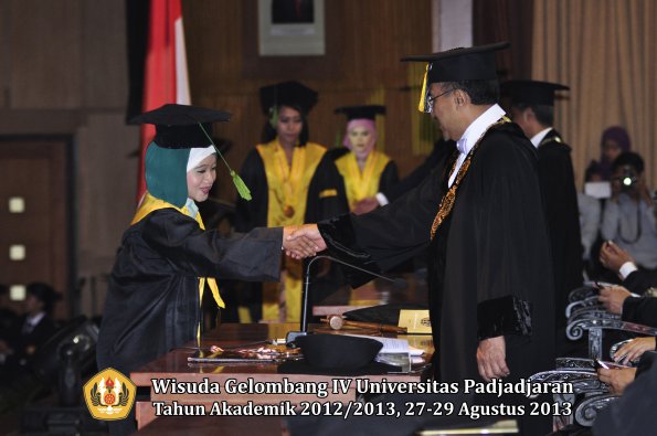 wisuda-unpad-gel-iv-ta-2012_2013-fakultas-kedokteran-oleh-rektor-013