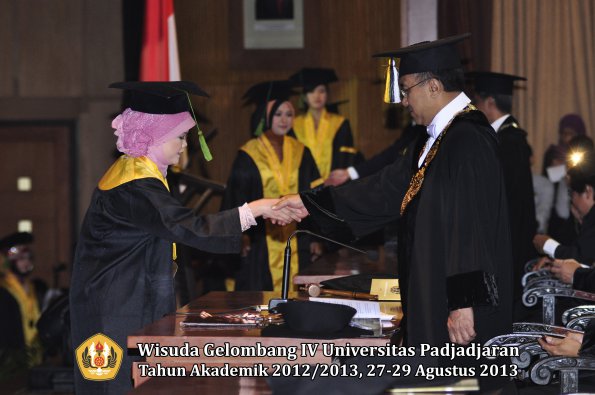 wisuda-unpad-gel-iv-ta-2012_2013-fakultas-kedokteran-oleh-rektor-015