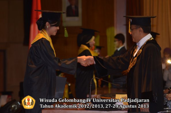 wisuda-unpad-gel-iv-ta-2012_2013-fakultas-kedokteran-oleh-rektor-017