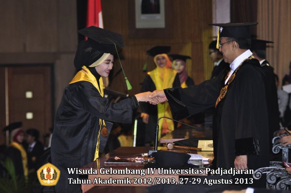 wisuda-unpad-gel-iv-ta-2012_2013-fakultas-kedokteran-oleh-rektor-018