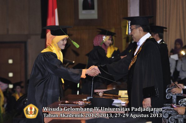 wisuda-unpad-gel-iv-ta-2012_2013-fakultas-kedokteran-oleh-rektor-019