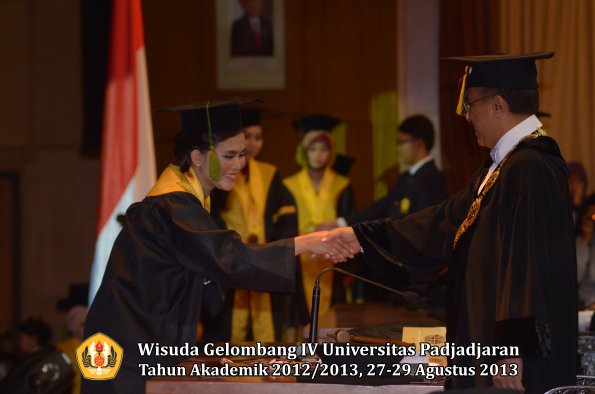 wisuda-unpad-gel-iv-ta-2012_2013-fakultas-kedokteran-oleh-rektor-021